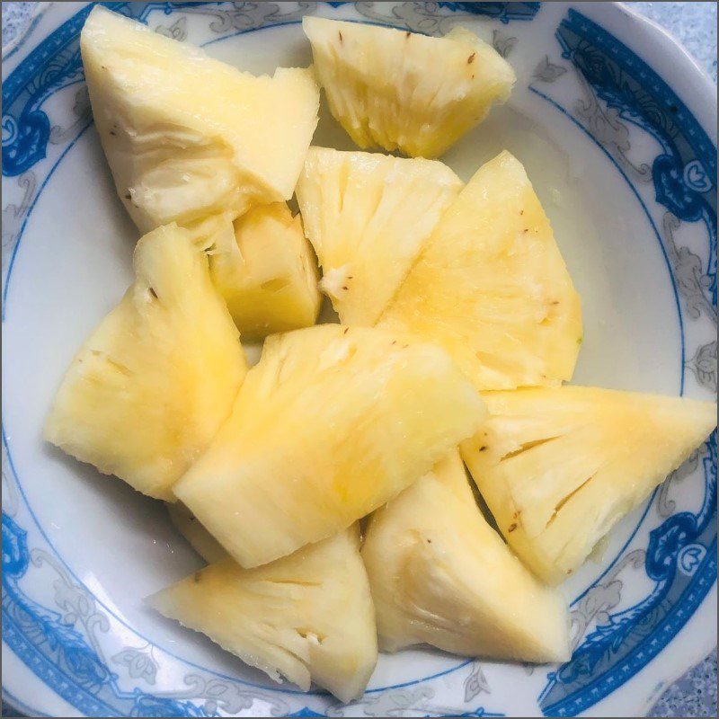 Step 1 Prepare the pineapple (thơm) for pineapple (thơm) yogurt smoothie