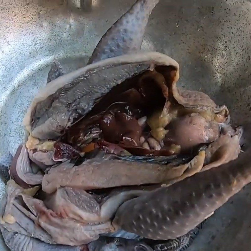 Step 1 Prepare black chicken Grilled black chicken with salt and chili