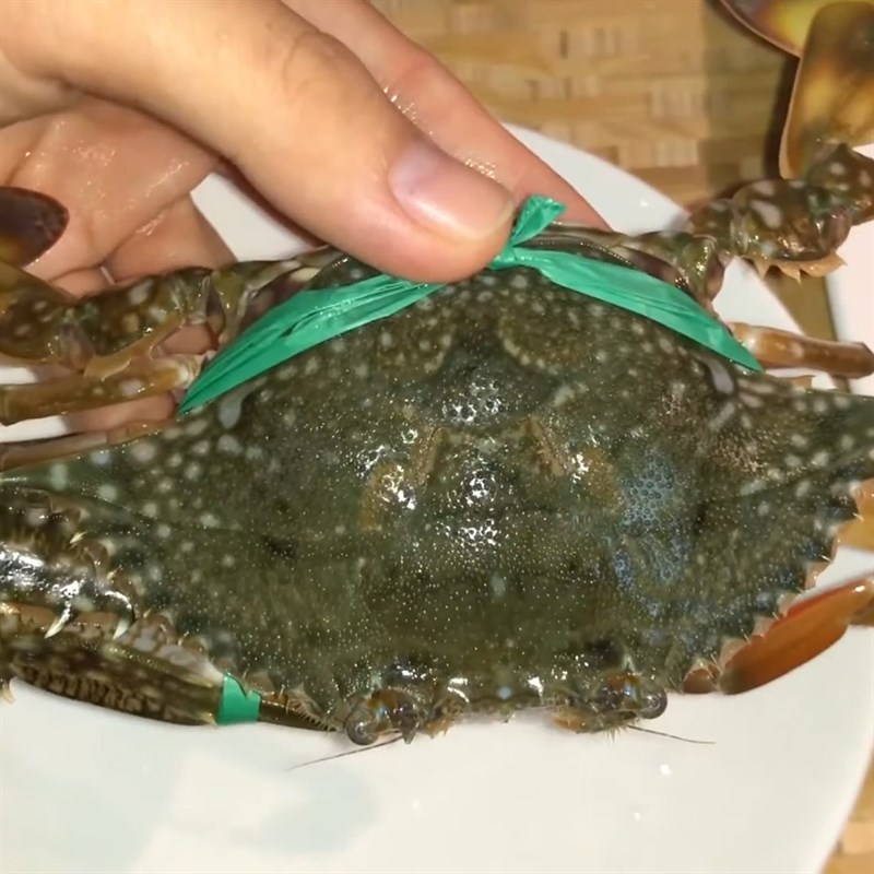 Step 1 Prepare the crab for Crab Carrot Porridge