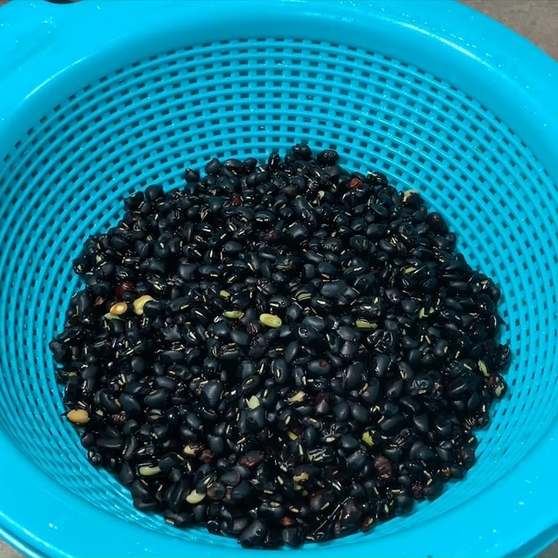 Step 1 Prepare the ingredients for Black Bean Dessert with Cassava Starch