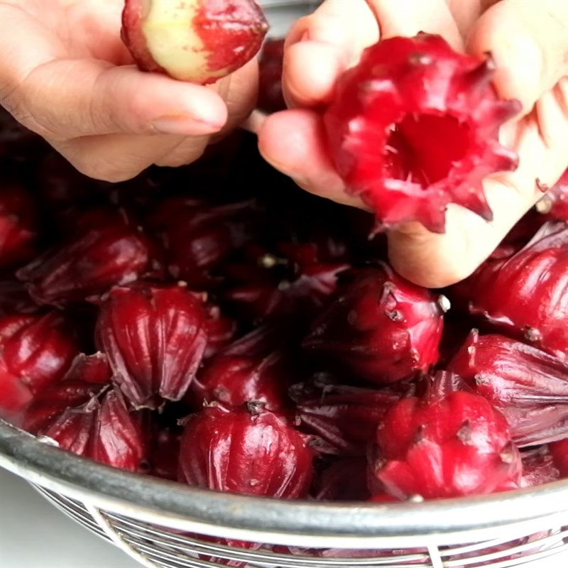 Step 1 Prepare red artichoke flowers Passion fruit red artichoke flower tea