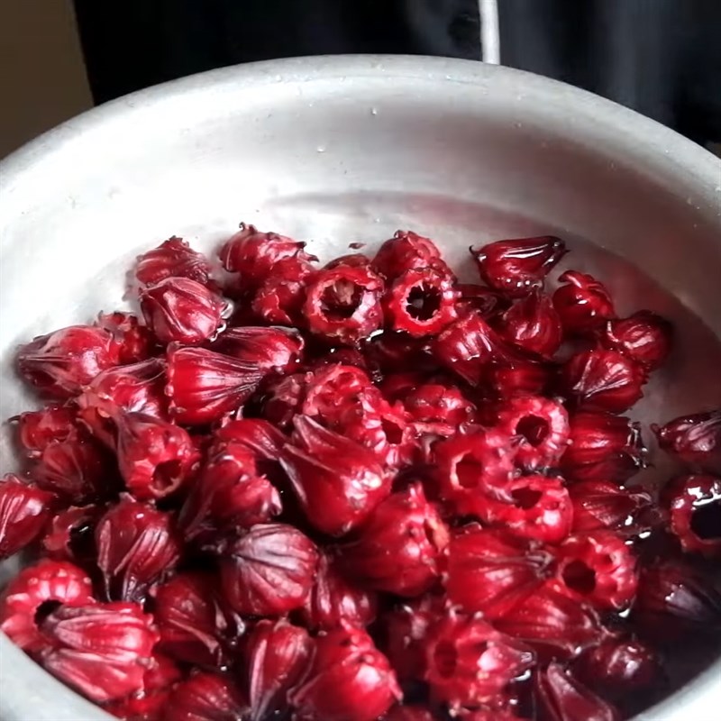 Step 1 Prepare red artichoke flowers Passion fruit red artichoke flower tea