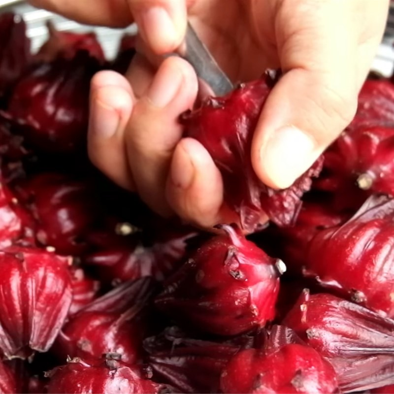Step 1 Preparing red artichoke flowers for Red Artichoke Tea with Passion Fruit (Passion Fruit)