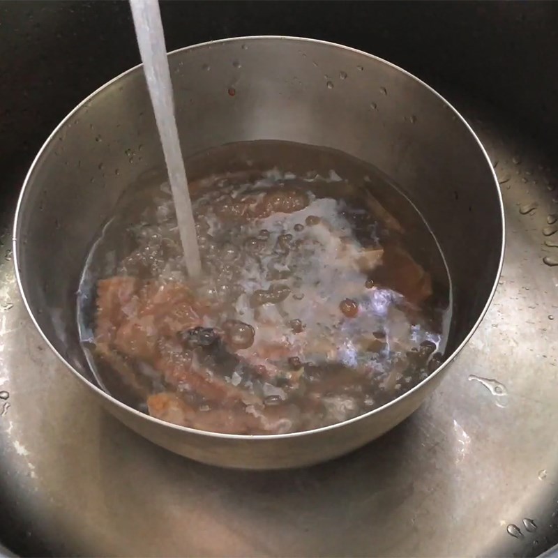 Step 1 Prepare dried snakehead fish for cooking