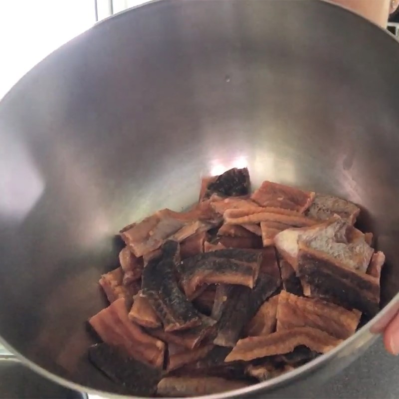 Step 1 Prepare dried snakehead fish for cooking