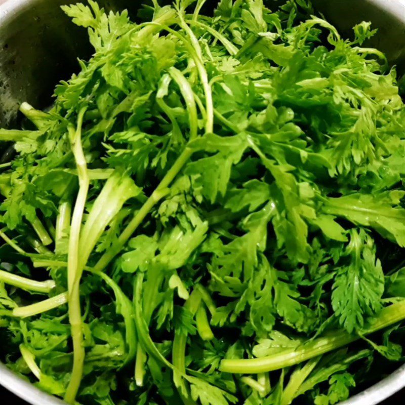 Step 2 Preparation of vegetables Goat meat porridge with taro and chrysanthemum greens