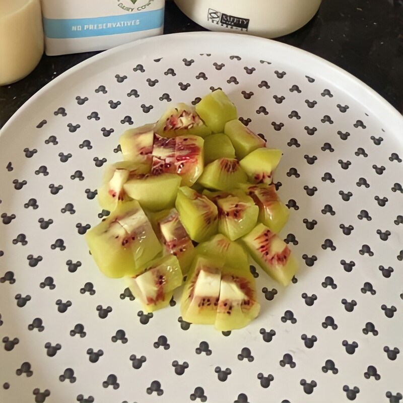 Step 1 Prepare kiwi Kiwi smoothie for kids