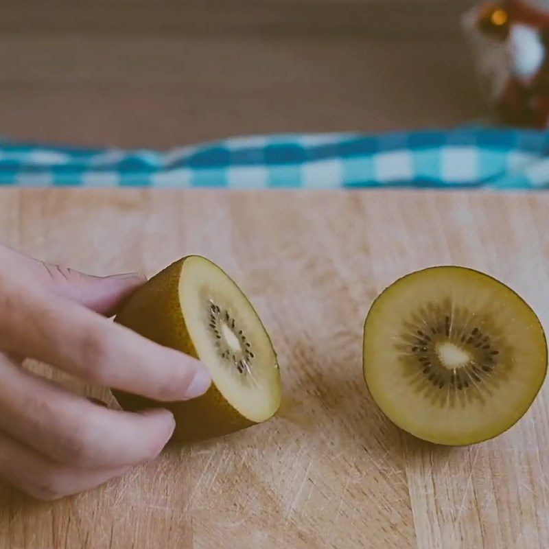 Step 1 Prepare the Kiwi Fresh Kiwi Soda