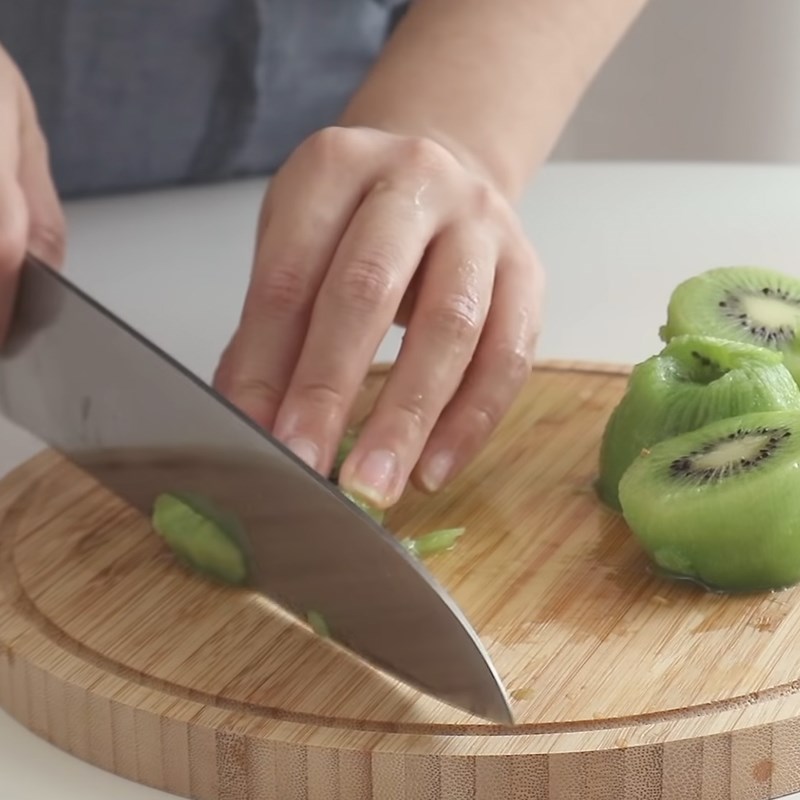 Step 1 Prepare kiwi and lemon Soda kiwi lemon
