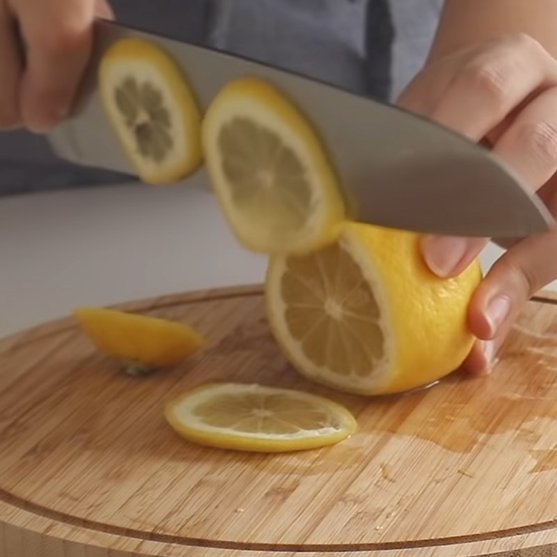 Step 1 Prepare kiwi and lemon Soda kiwi lemon