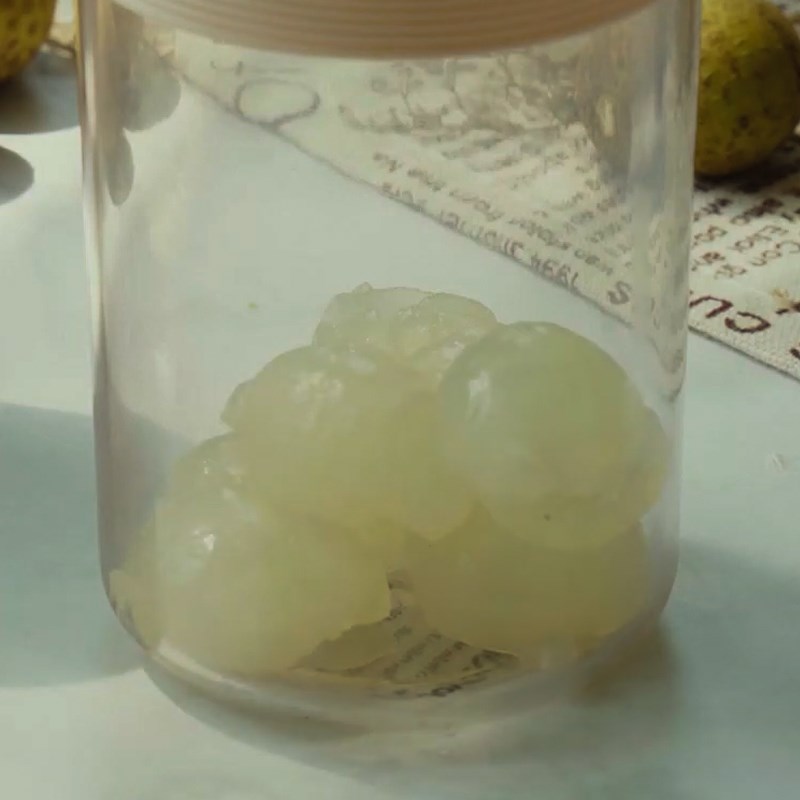 Step 1 Prepare kiwi and longan for Kiwi Longan Soda