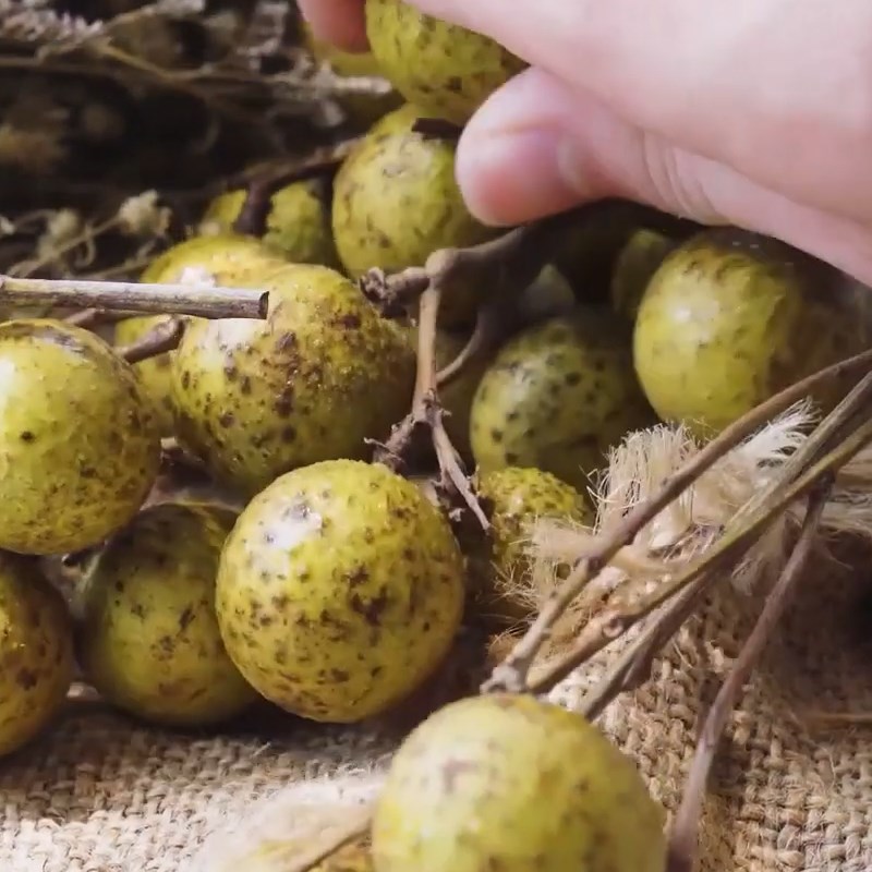 Step 1 Prepare kiwi and longan for Kiwi Longan Soda