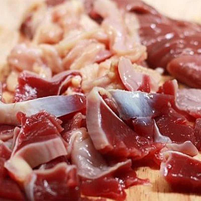 Step 2 Prepare chicken intestines Fresh bamboo shoots stir-fried with chicken intestines