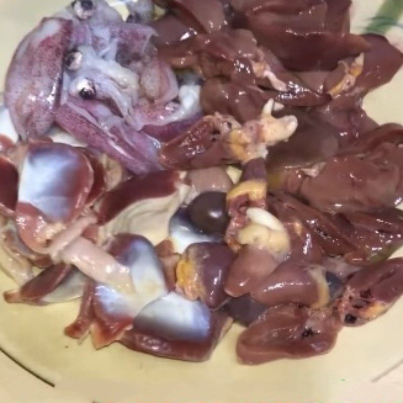 Step 1 Prepare chicken guts and squid Stir-fried Chicken Guts with Mixed Ingredients