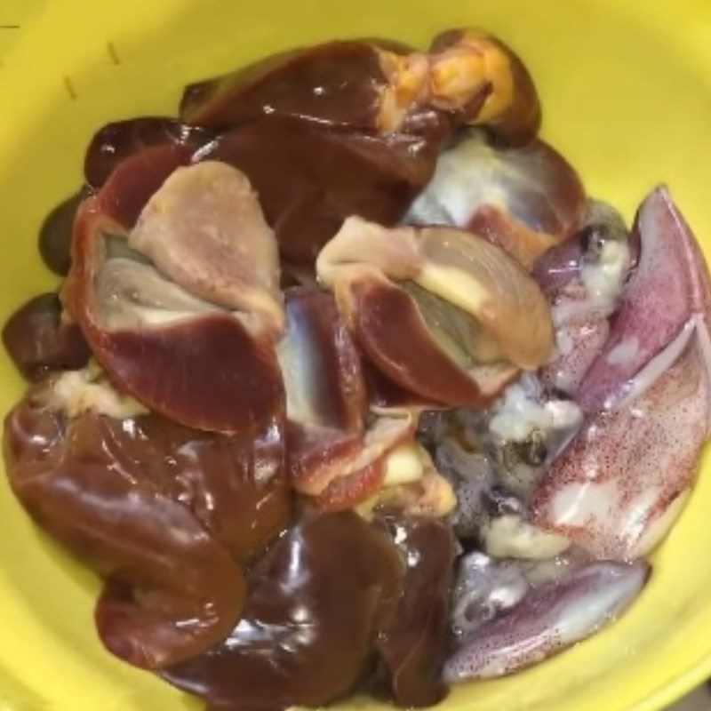 Step 1 Prepare chicken guts and squid Stir-fried Chicken Guts with Mixed Ingredients