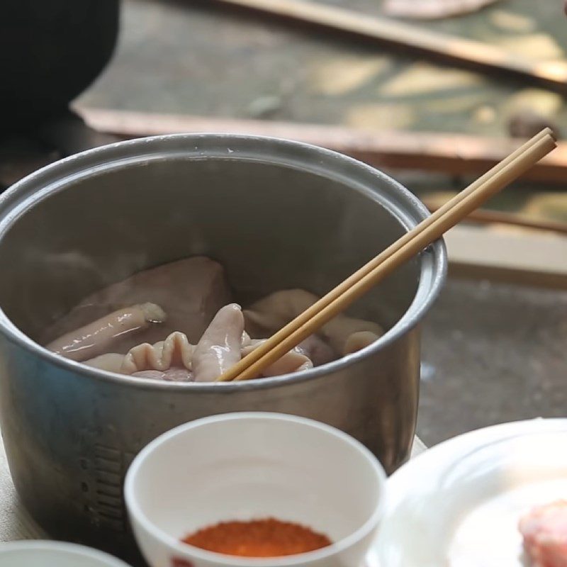 Step 2 Clean pig intestines Northern porridge