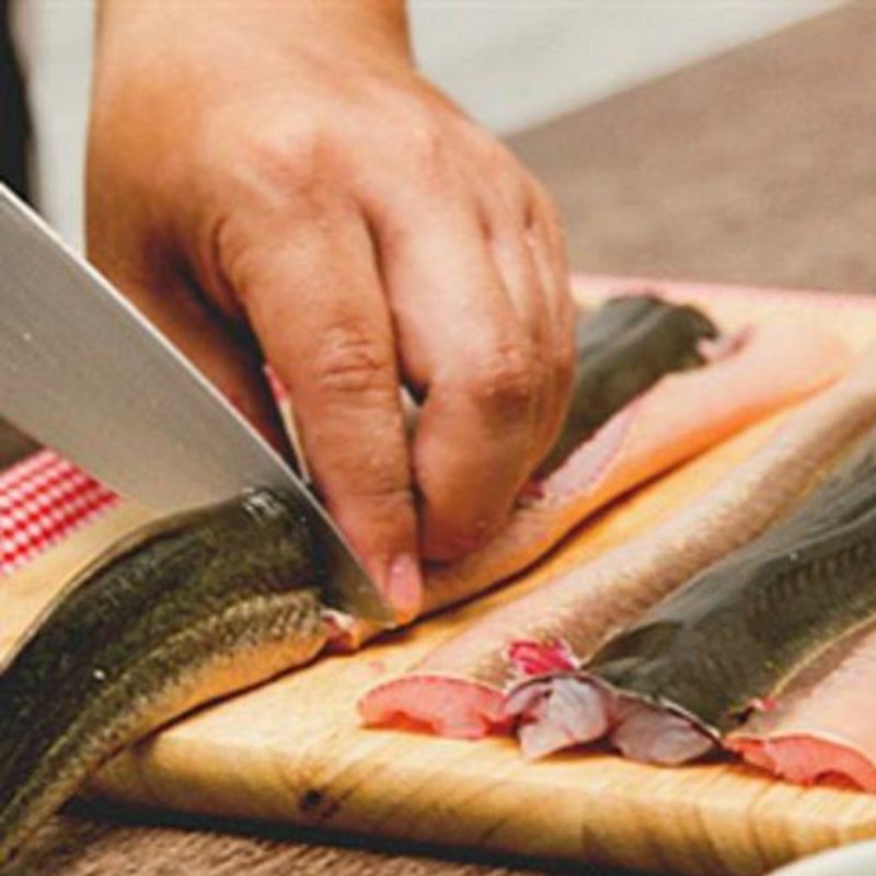 Step 1 Preparing eel for Eel Hotpot with Giang Leaves