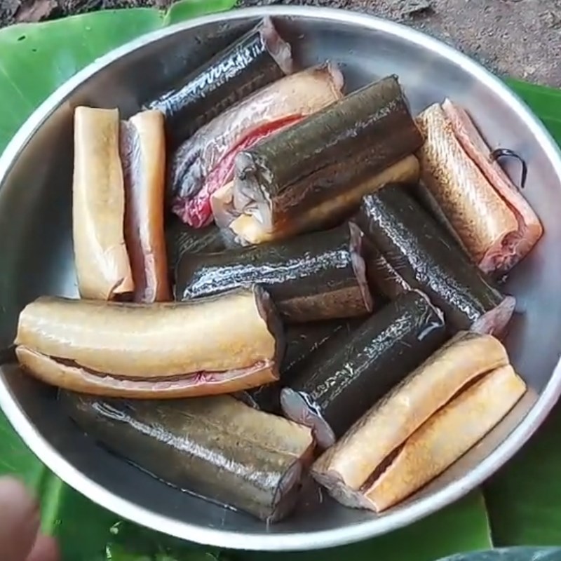 Step 1 Preparing eel for Eel Hotpot with Giang Leaves