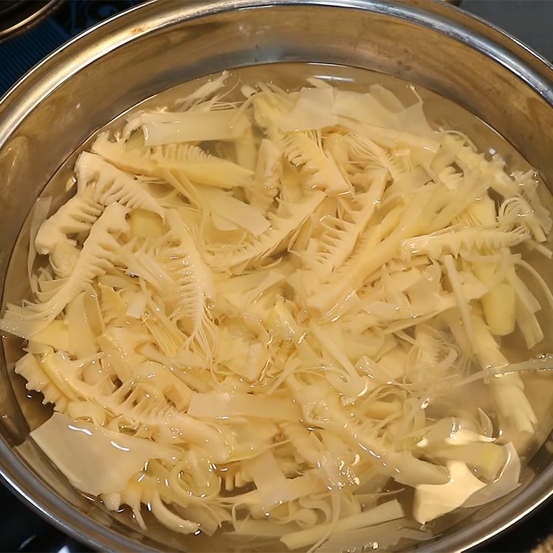Step 2 Preparing bamboo shoots Sour bamboo shoots stir-fried with duck intestines