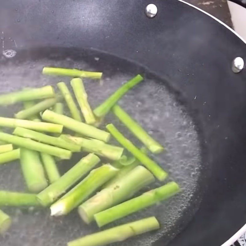 Step 2 Prepare other ingredients Beef stir-fried with asparagus and bell pepper