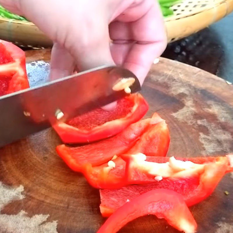 Step 2 Prepare other ingredients Beef stir-fried with asparagus and bell pepper