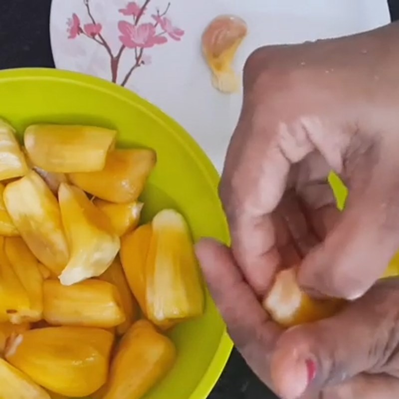 Step 1 Prepare the jackfruit for Jackfruit juice with fresh milk