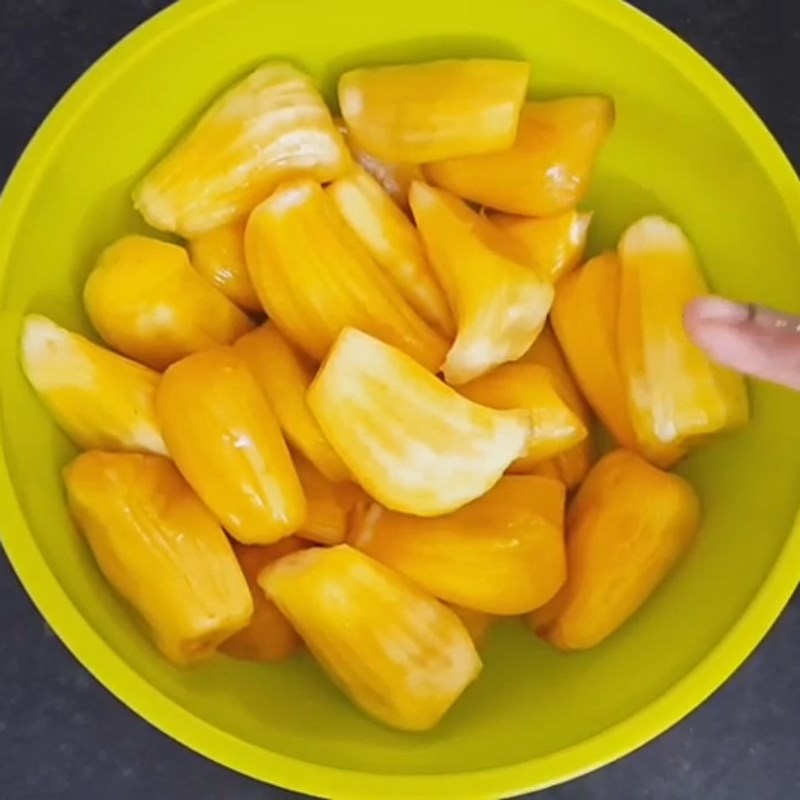 Step 1 Prepare the jackfruit for Jackfruit juice with fresh milk