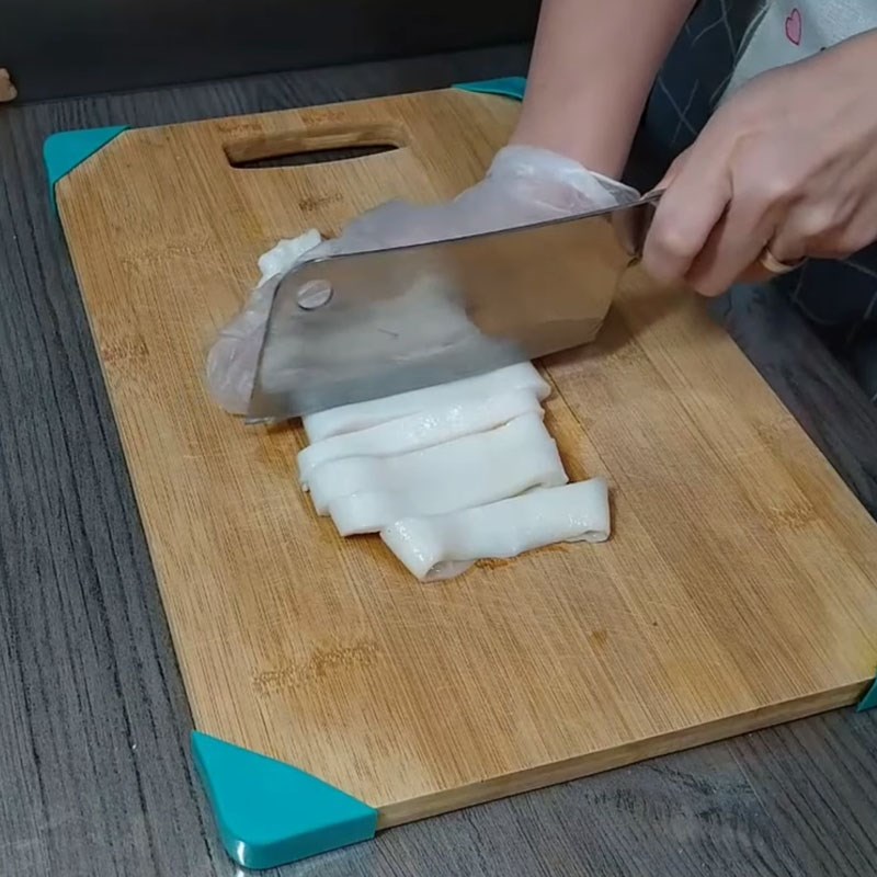 Step 1 Prepare the squid for crispy fried squid using an air fryer