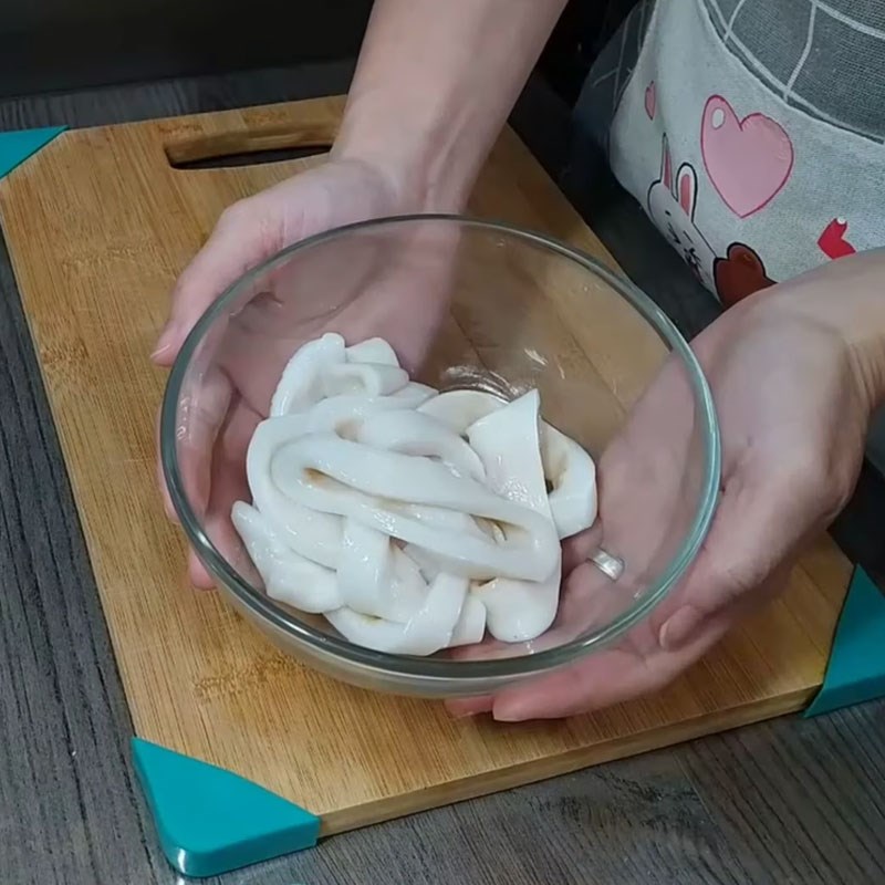 Step 1 Prepare the squid for crispy fried squid using an air fryer