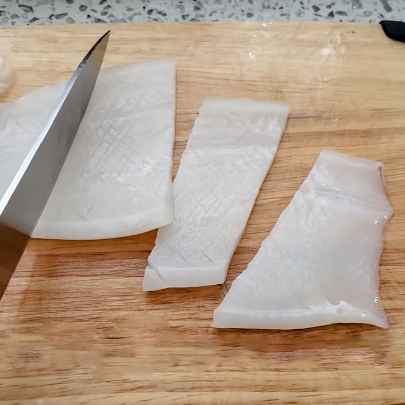 Step 1 Prepare the squid Crispy fried squid with fish sauce using an air fryer