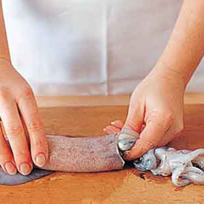 Step 1 Prepare the squid eggs for Fried Squid Eggs with Salt and Chili
