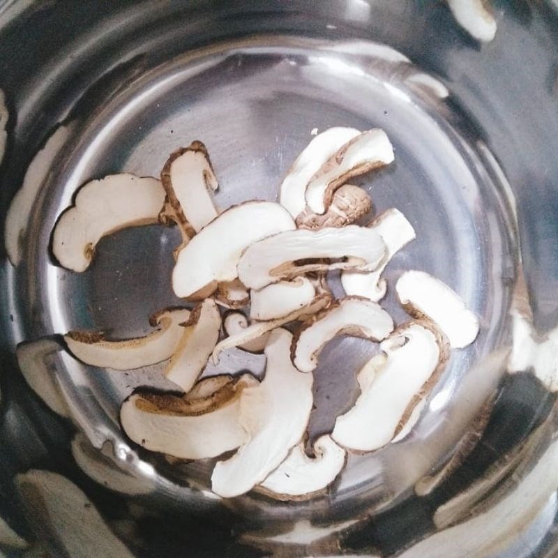 Step 1 Preparing mushrooms for Korean Beef Hotpot (recipe shared by users)