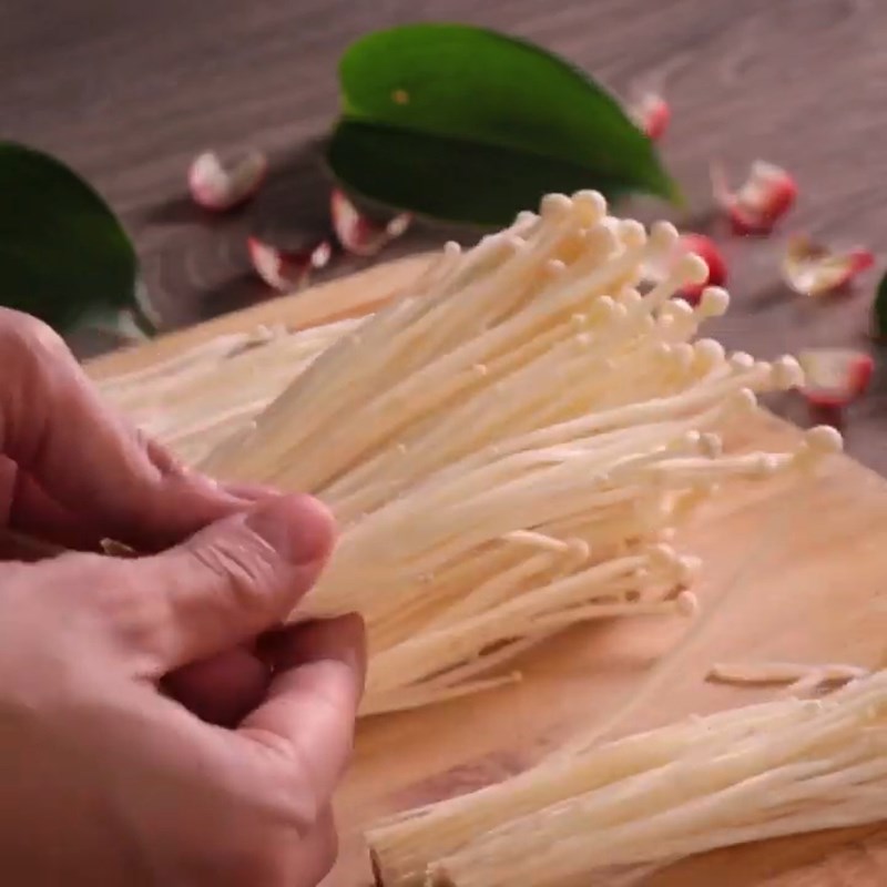 Step 1 Prepare the mushrooms Stir-fried enoki mushrooms with garlic