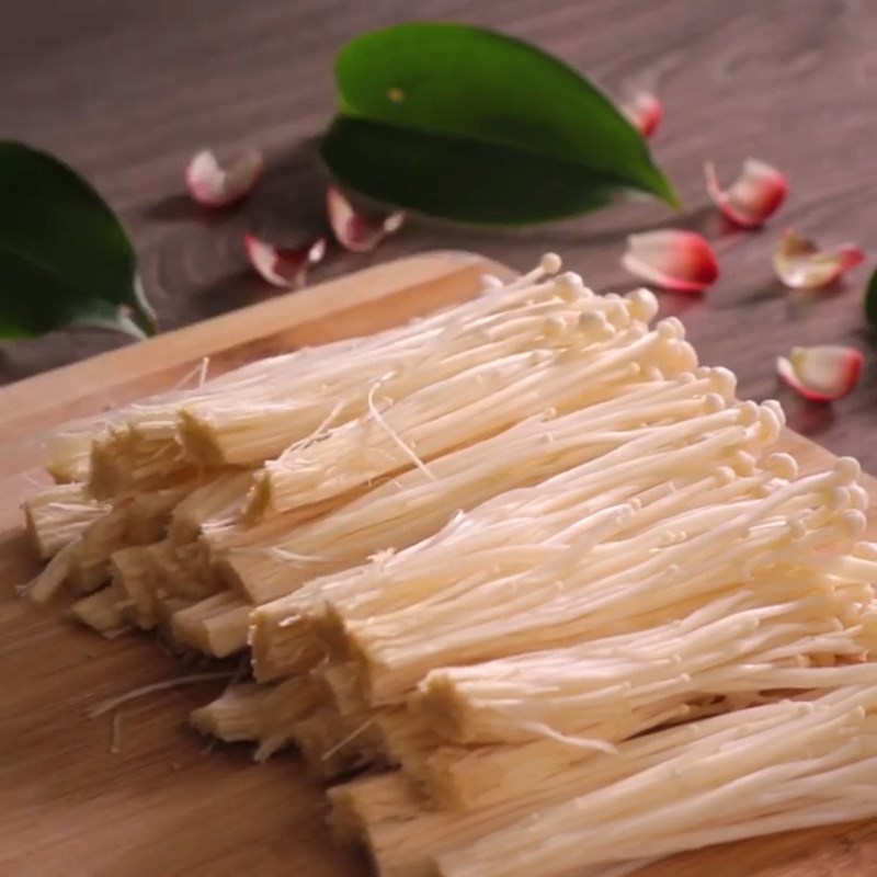 Step 1 Prepare the mushrooms Stir-fried enoki mushrooms with garlic
