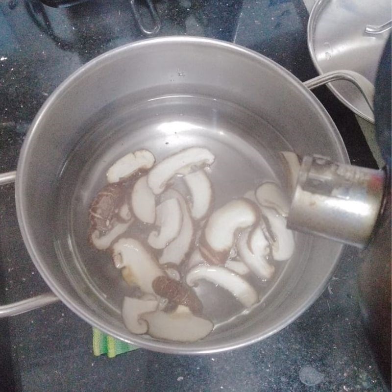 Step 1 Preparing mushrooms for Korean Beef Hotpot (recipe shared by users)
