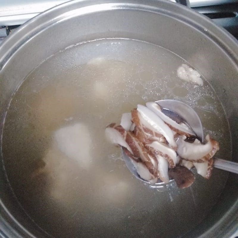 Step 1 Preparing mushrooms for Korean Beef Hotpot (recipe shared by users)