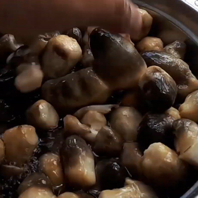 Step 1 Preprocessing the straw mushrooms Stir-fried straw mushrooms with beef