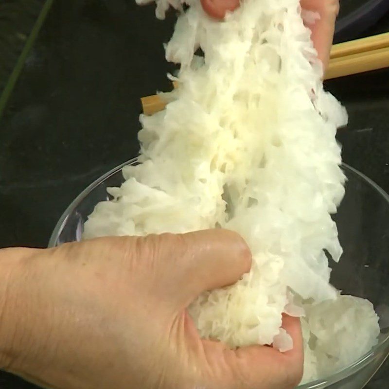 Step 2 Prepare the snow fungus and carrots Vegetarian stir-fried snow fungus