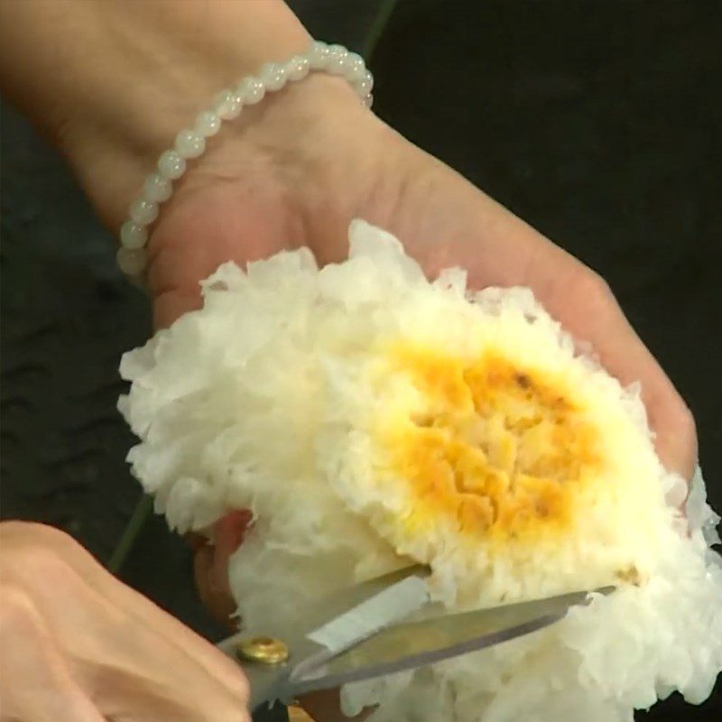 Step 2 Prepare the snow fungus and carrots Vegetarian stir-fried snow fungus