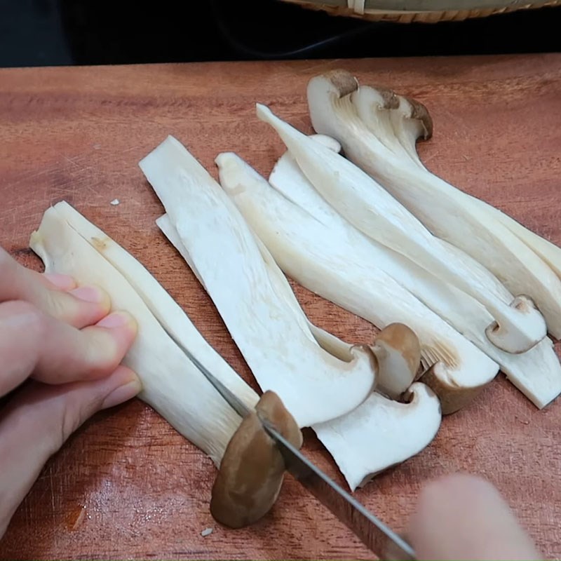 Step 2 Preparation of mushrooms and vegetables Seafood mushroom hotpot