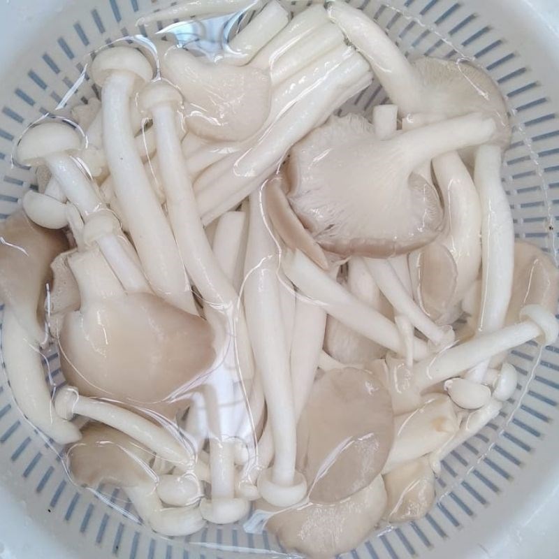 Step 1 Preparing mushrooms for Korean Beef Hotpot (recipe shared by users)