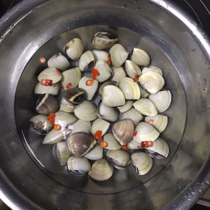 Step 1 Prepare clams for Green Mustard Soup