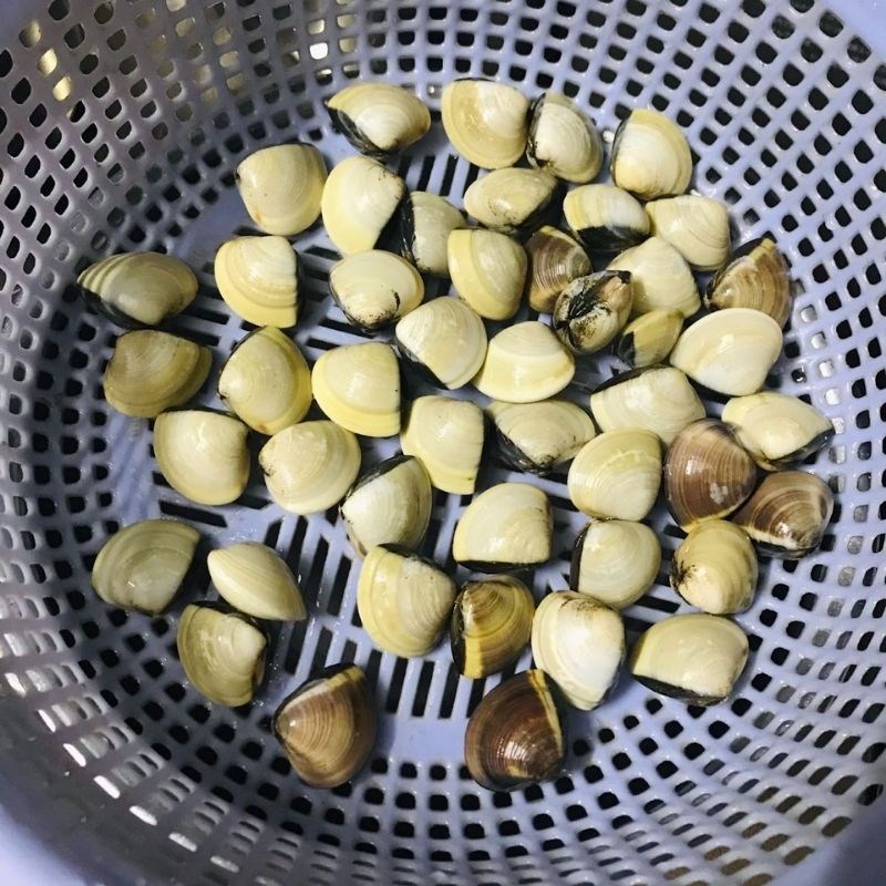 Step 1 Prepare clams for Green Mustard Soup