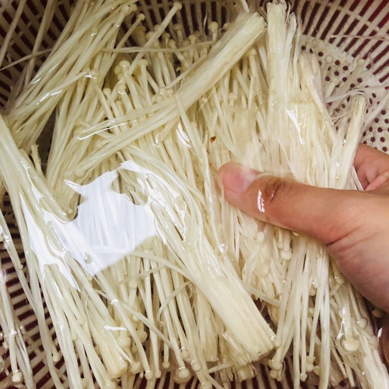 Step 1 Prepare the ingredients for Stir-fried Enoki Mushrooms with Minced Meat and Tomatoes