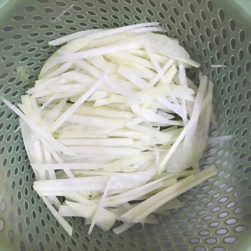 Step 1 Prepare the ingredients for stir-fried kohlrabi with mushrooms