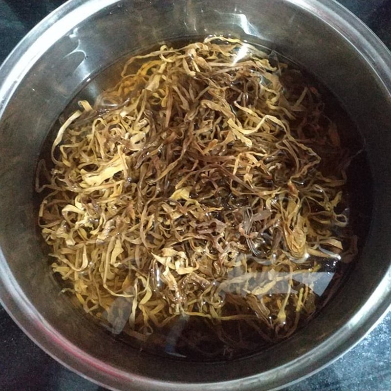 Step 1 Preparation of ingredients for dried bamboo shoots stewed with pork bones using a pressure cooker