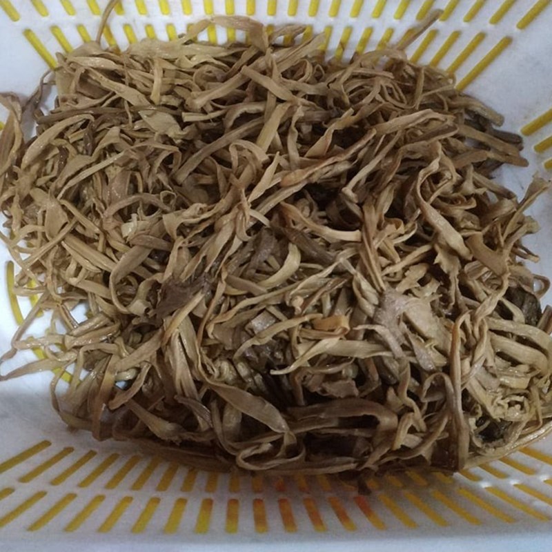 Step 1 Preparation of ingredients for dried bamboo shoots stewed with pork bones using a pressure cooker