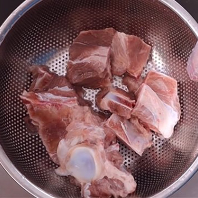 Step 1 Preparation of ingredients for dried bamboo shoots stewed with pork bones using a pressure cooker