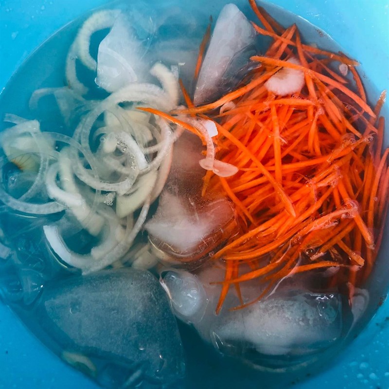 Step 1 prepare the ingredients for Salted Chicken Salad with Mangosteen and Vegetables