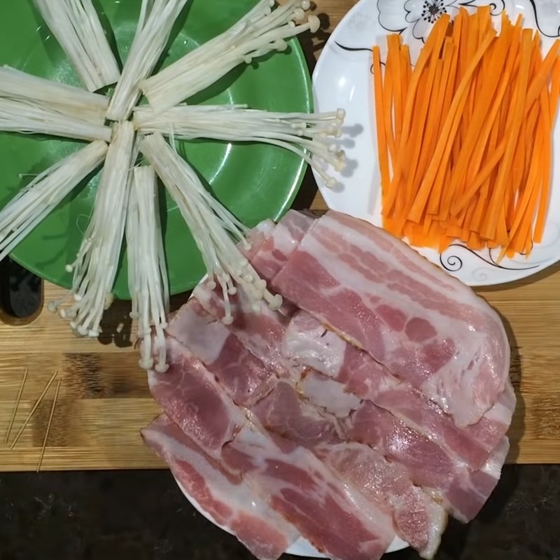 Step 1 Prepare the ingredients for Bacon rolls with enoki mushrooms